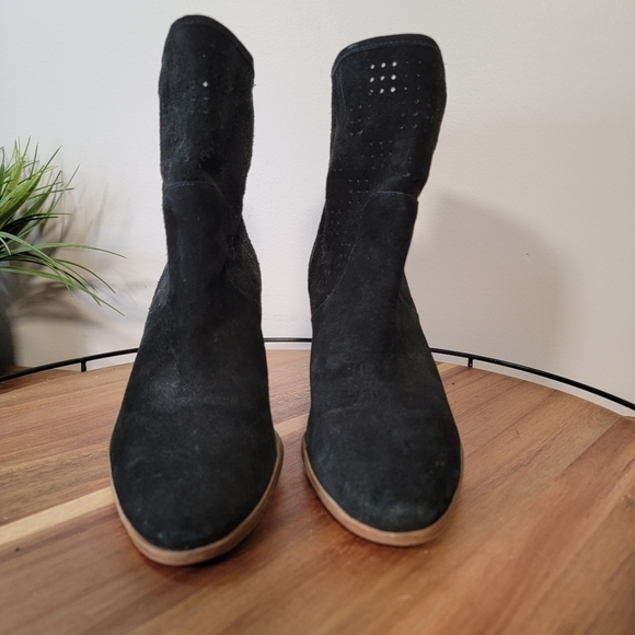 Enzo Angiolini | 6 Black Suede Gettup Boot Perforated Booties - Picture 9 of 13